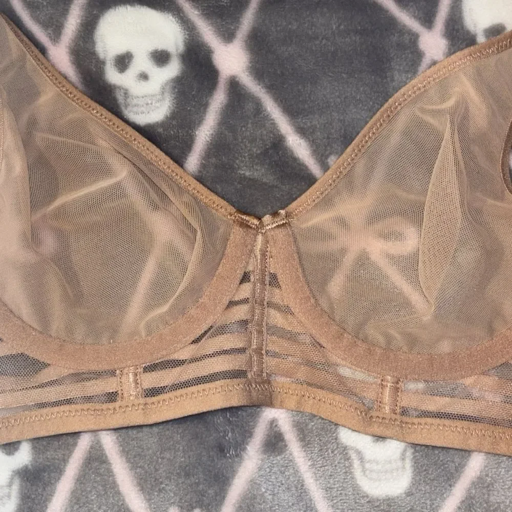 Victoria’s Secret Luxe nude unlined plunge bra. Size 32B.